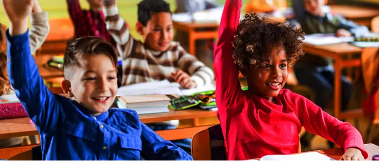 Solu&ccedil;&atilde;o de Gest&atilde;o de Frequ&ecirc;ncia Escolar (Estudos de Caso de Escolas Prim&aacute;rias e Secund&aacute;rias na &Iacute;ndia)